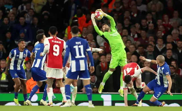 Raya claims a corner ball ahead of several Porto attackers.