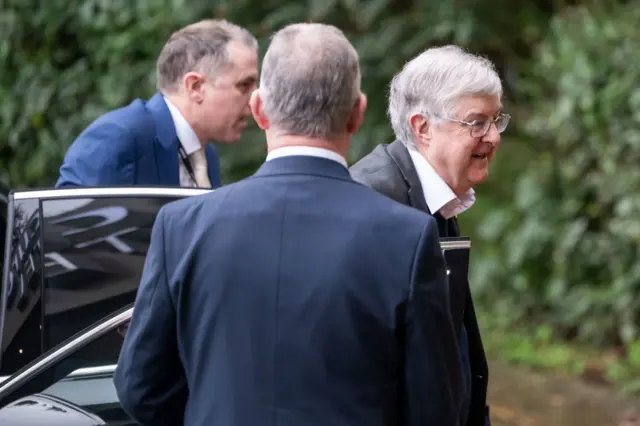 Mark Drakeford yn cyrraedd y gwrandawiad yng Nghaerdydd fore Mercher