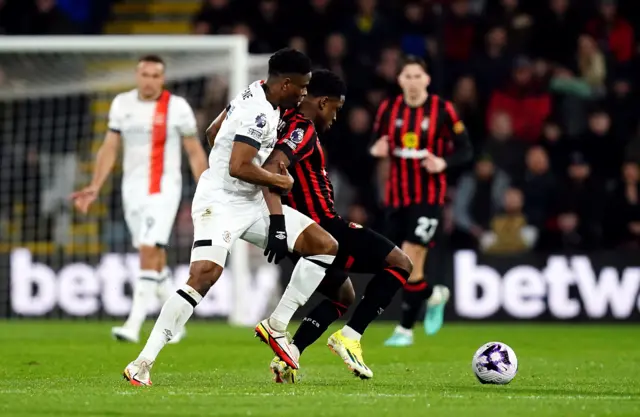 Ogbene and sinisterra battle for the ball in midfield.