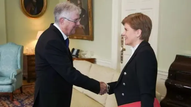 Mark Drakeford yn cyfarfod a Nicola Sturgeon yn Yr Alban