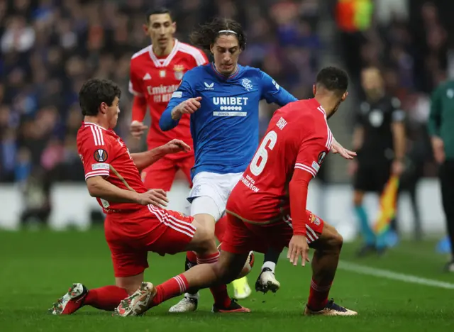 Rangers' Fabio Silva in action with Benfica's Joao Neves and Alexander Bah