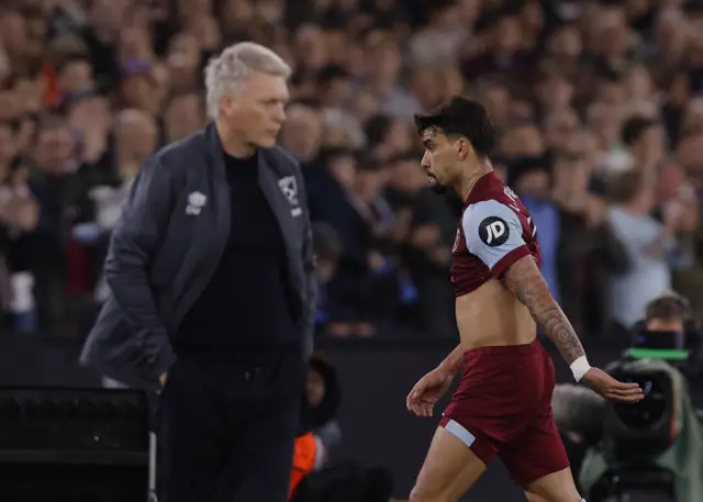 Paqueta storms past Moyes after being replaced.