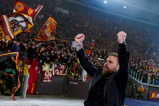 Daniele De Rossi celebrates with the curva nord.