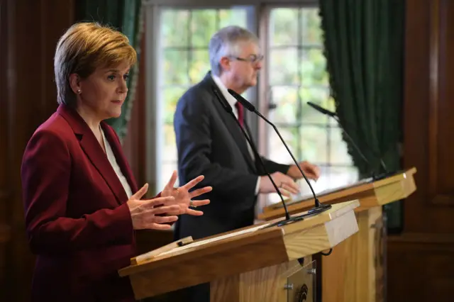 Nicola Sturgeon a Mark Drakeford