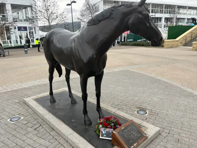 Best Mate statue