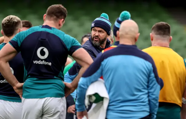 Andy Farrell speaks with the Irish players at their captain's run