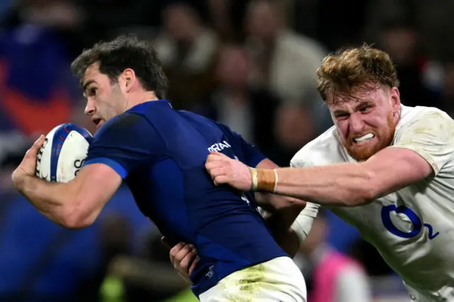 Penaud running with England tackling