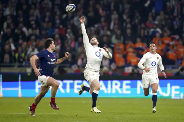 Elliot Daly stretching to catch the ball