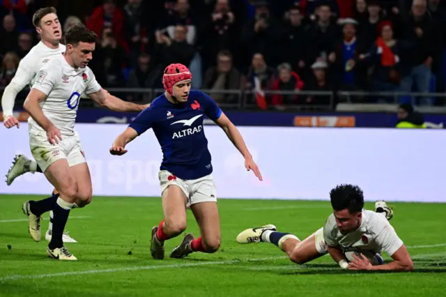 Smith taking the ball over the French try line