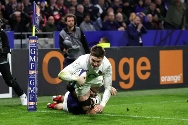 Freeman scoring a try