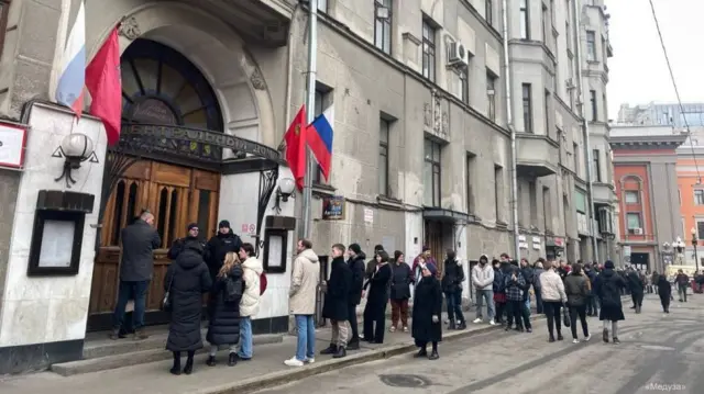 People are gathering in front a polling station in Moscow at noon