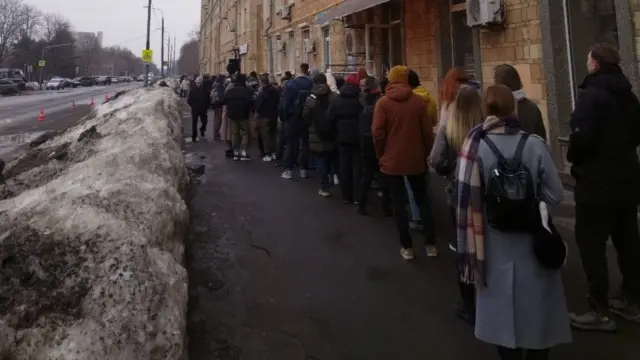 People are gathering in front a polling station in Moscow at noon