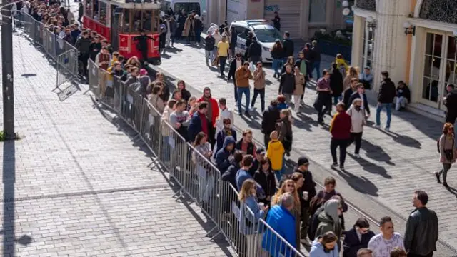 Russians queue to cast their votes in front of the Russian consulate at Istiklal Avenue in Istanbul on 17 March 2024