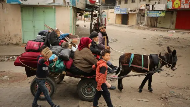 Palestinians leave the area around the al-Shifa hospital