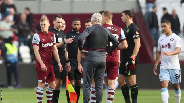 David Moyes and players talk to the referee