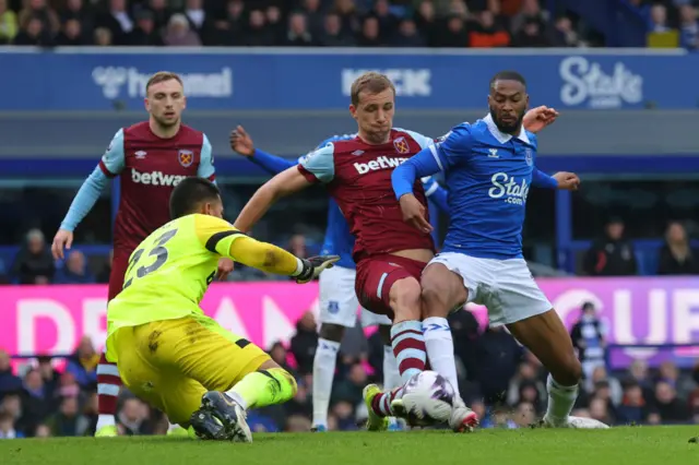 Beto battles with West Ham defenders.