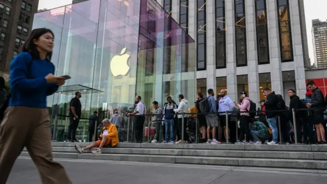 Hundreds wait in line outside The Fifth Avenue Apple Store ahead of doors opening for the launch of Apple’s new iPhone 15 on September 22, 2022 in New York City.