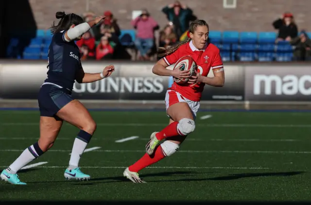 Hannah Jones of Wales runs with the ball