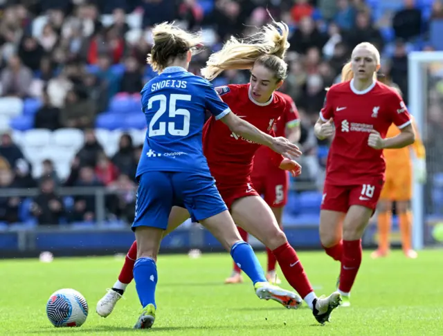 Snoejis and Kearns duel for the ball in midfield