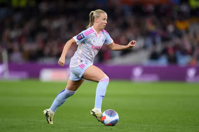 Beth Mead dribbles towards goal