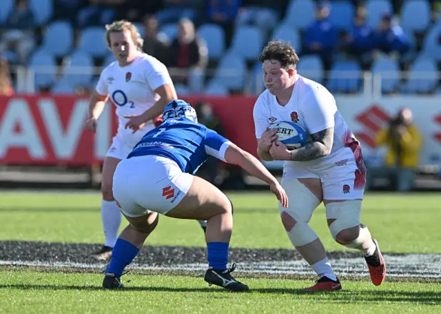 Hannah Botterman of England runs with the ball