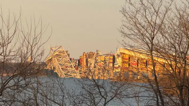 Photo of bridge collapsed into river