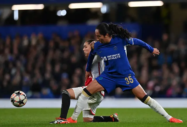 Daliyah de Klonia vies with Chelsea's Colombian Mayra Ramirez