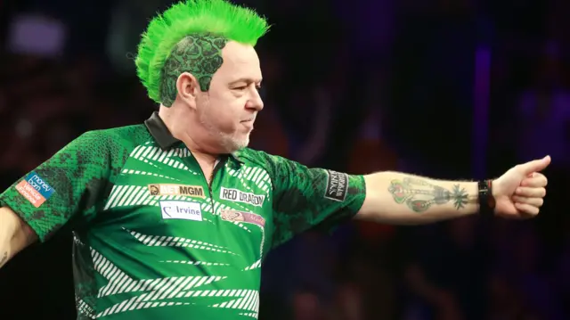 Peter Wright waves to the crowd