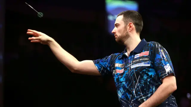 Luke Humphries throws a dart