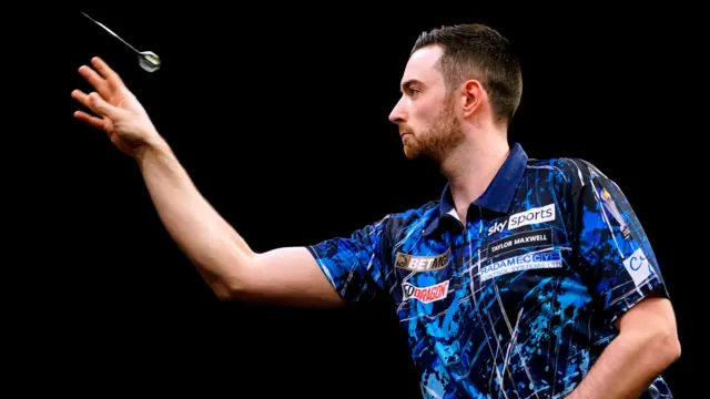 Luke Humphries throws a dart