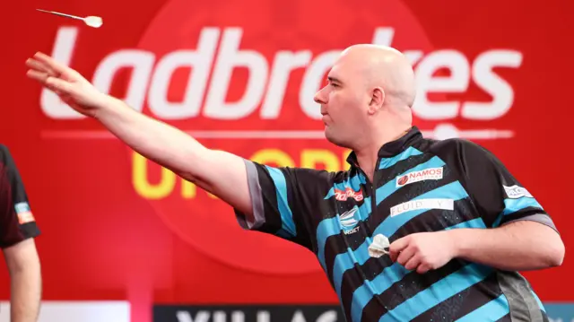 Rob Cross throws a dart