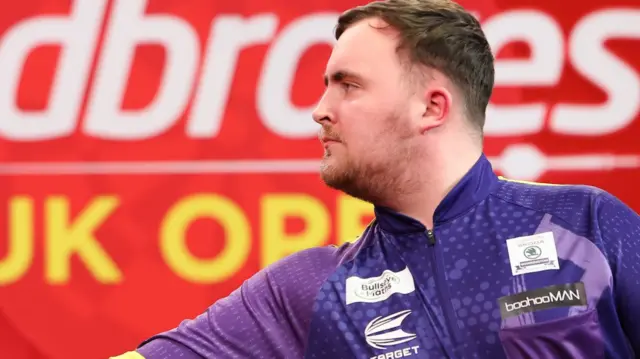 Luke Littler throws a dart