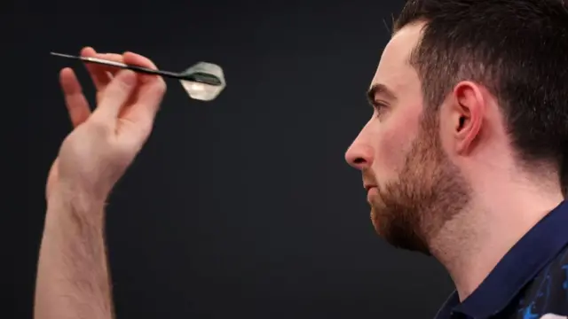 Luke Humphries throws a dart