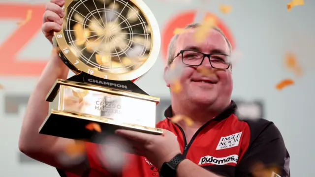 Stephen Bunting holds the Masters trophy