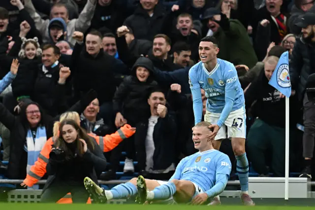 Erling Haaland (C) celebrates with Manchester City's English midfielder Phil Foden