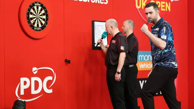 Luke Humphries celebrates his win over Stephen Bunting