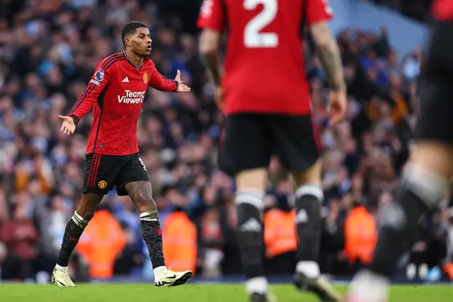 Marcus Rashford of Manchester United complains that he didn't get a free kick
