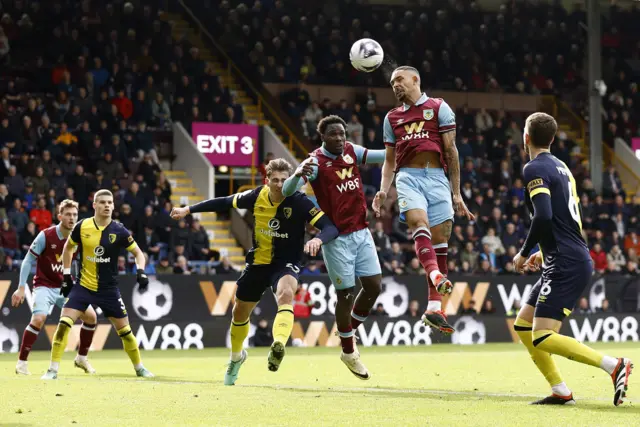 Vitinho heads at goal