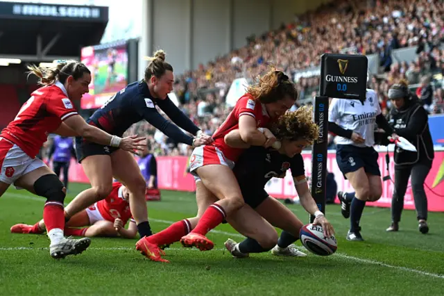 Ellie Kildunne of England scores her team's eighth try