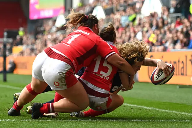 Ellie Kildunne of England scores her team's fifth try