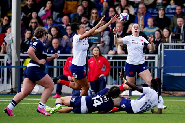 Nassira Kondé attempts to catch the ball