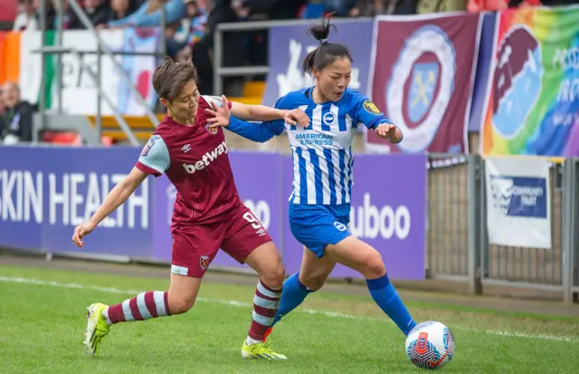 Mengwen tries to dribble away from the press of Ueki