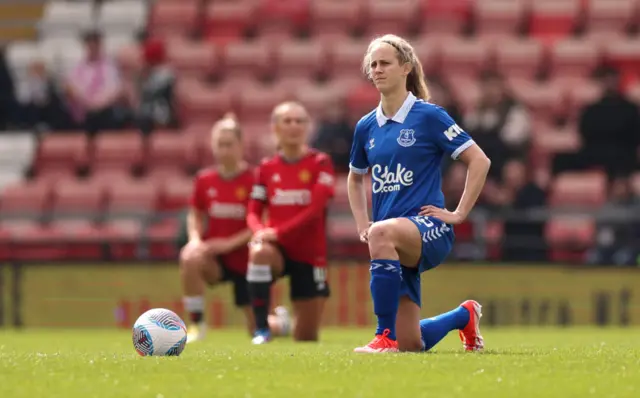 Snoejis takes a knee ahead of kick off