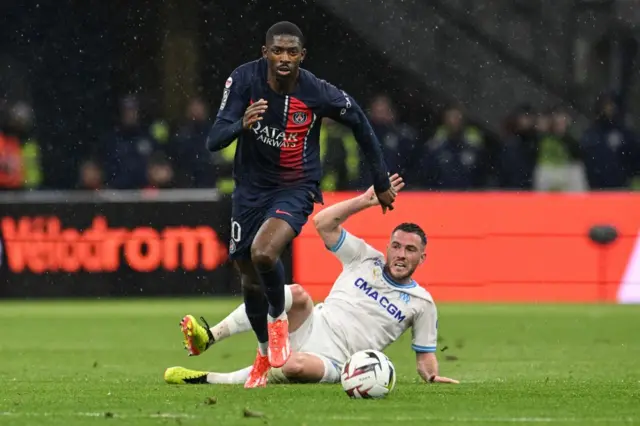 Paris Saint-Germain's French forward Ousmane Dembele (L) fights for the ball with Marseille's French midfielder Jordan Veretout