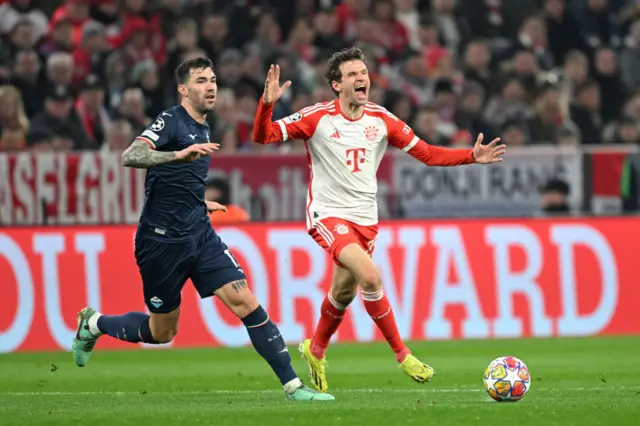 Muller screams in frustration as Romagnoli dispossesses him.