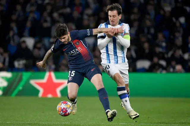 Beraldo tries to hold off a Sociedad midfielder.