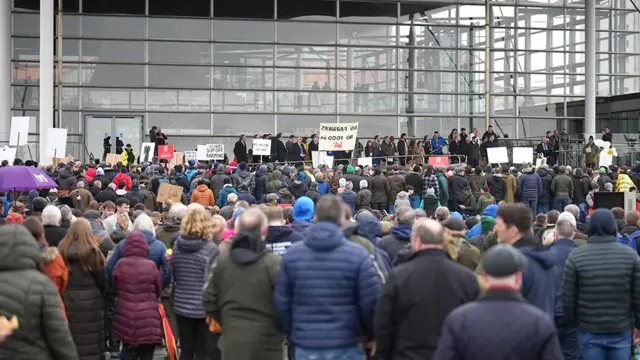 Ymgasglodd protestwyr y tu allan i'r Senedd yr wythnos diwethaf