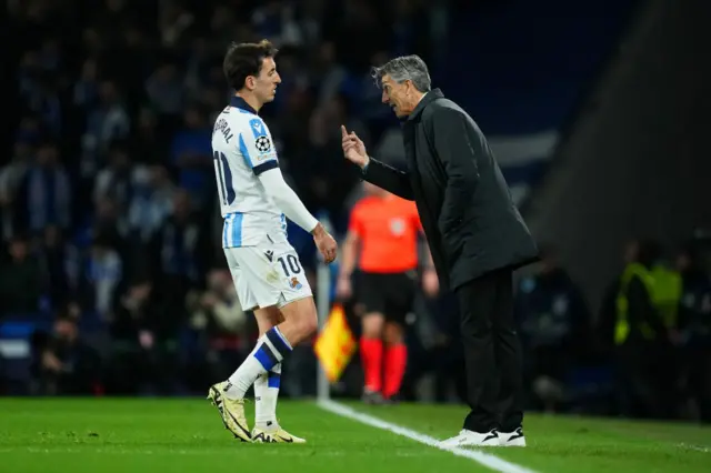 Alguacil gives Oyazarbal instructions from the touchline.