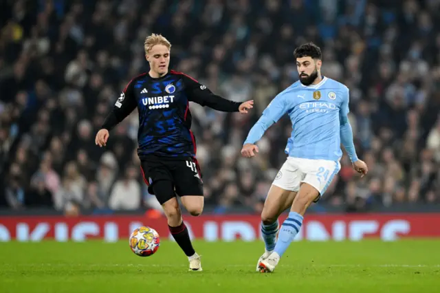 Josko Gvardiol of Manchester City passes the ball whilst under pressure from Victor Froholdt of FC Copenhagen