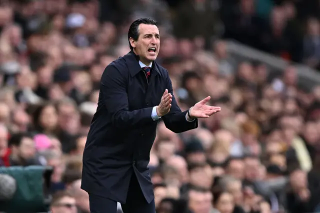 Unai Emery claps his hands